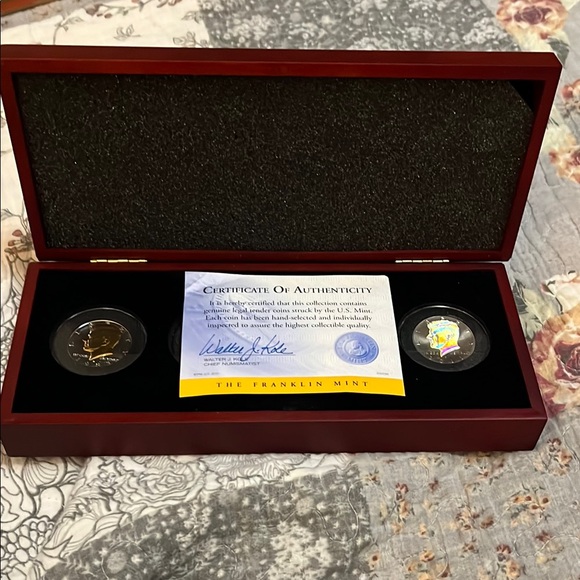 Franklin Mint Coin Set in Red Display Box - Picture 1 of 4